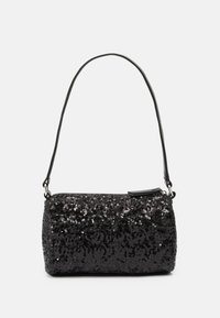 Malá černá kabelka pokrytá flitry s tenkým popruhem a zipovým uzávěrem, zobrazená na jednobarevném pozadí.