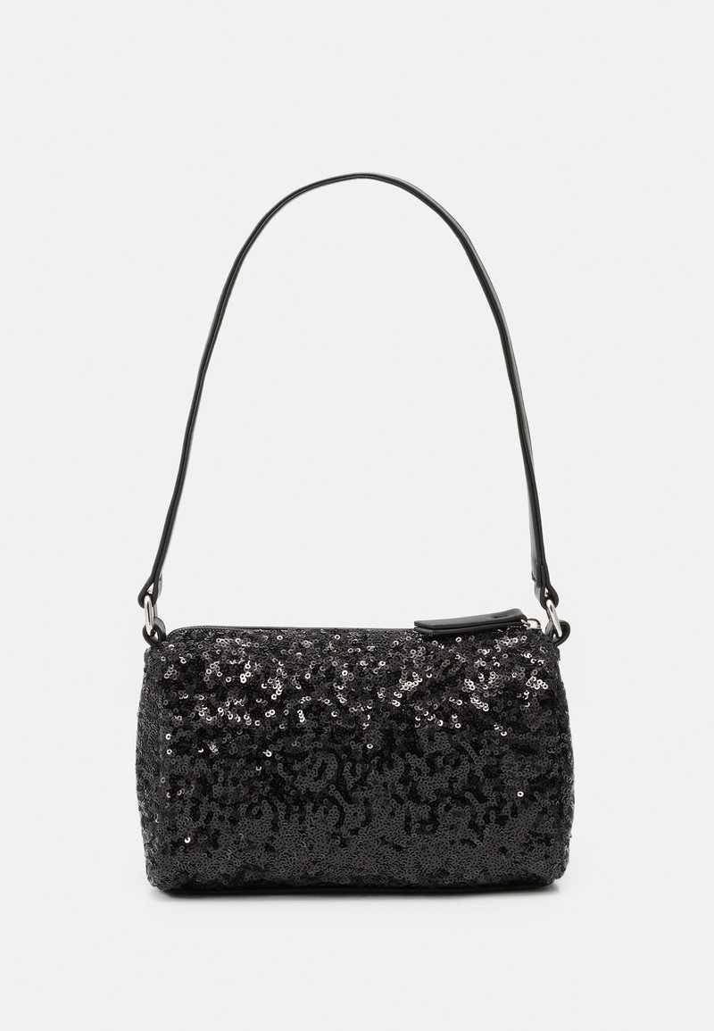 Malá černá kabelka pokrytá flitry s tenkým popruhem a zipovým uzávěrem, zobrazená na jednobarevném pozadí.
