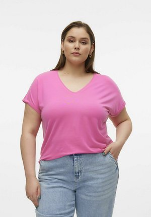 Camiseta rosa de manga corta y escote en V, hecha de una tela suave, combinada con jeans de tiro alto azul claro, que cuentan con un bolsillo frontal.