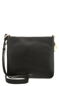 Černá kožená crossbody taška Fossil s nastavitelným popruhem a zlatými detaily na zipu a logu.
