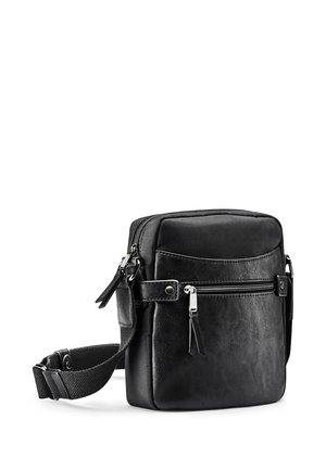 Sac en bandoulière synthétique noir avec surface texturée, compartiments zippés et bandoulière ajustable. Forme rectangulaire compacte et accents en métal argenté.