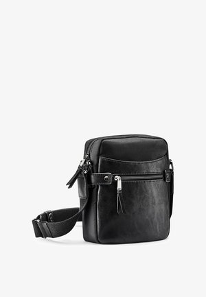Čierna syntetická crossbody taška s textúrovaným povrchom, zipsovými priehradkami a nastaviteľným pásikom. Kompaktný obdĺžnikový tvar a strieborné kovanie.