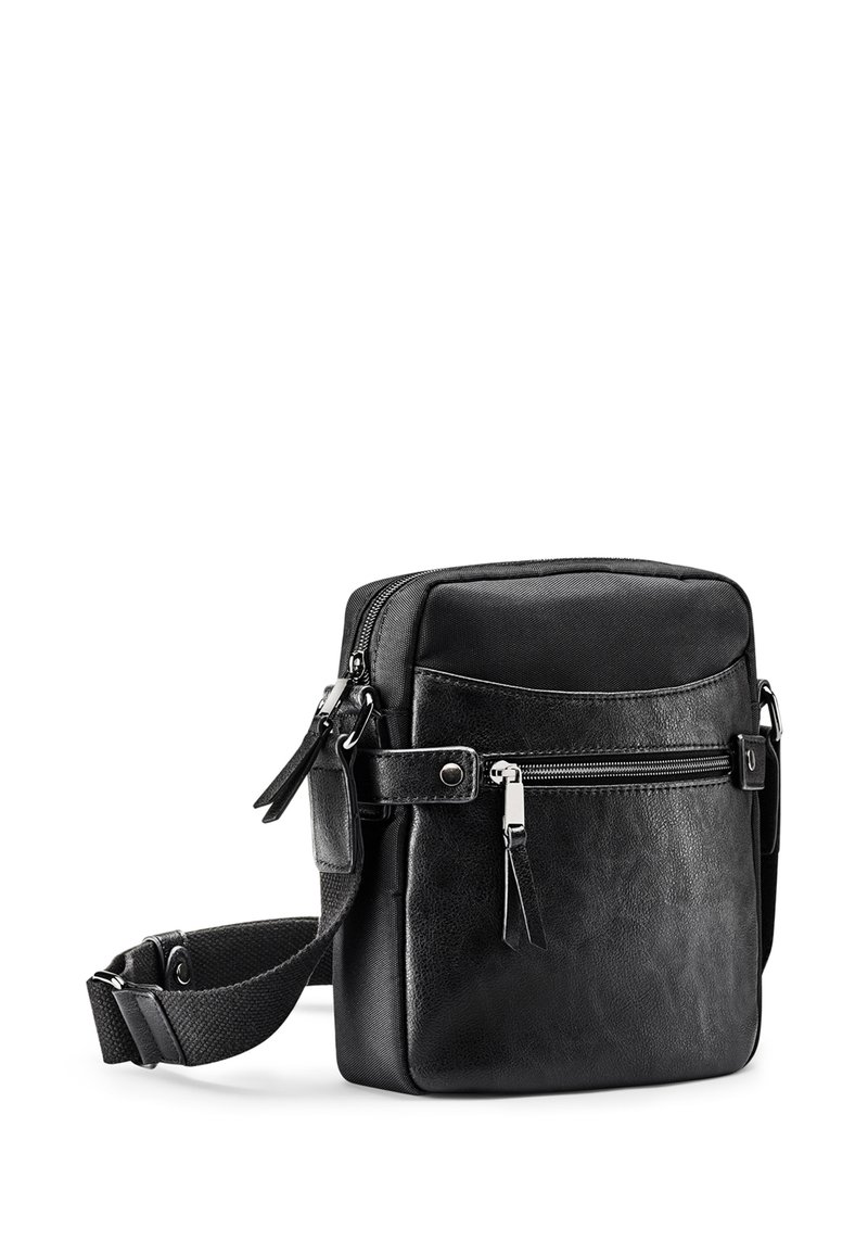 Černá syntetická crossbody taška s texturovaným povrchem, zipovými kapsami a nastavitelným popruhem. Kompaktní obdélníkový tvar a akcenty z kovu v odstínu stříbra.