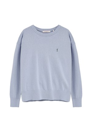 Hellblauer Langarmpullover mit Rundhalsausschnitt, gerippten Bündchen und Saum, kleines gesticktes Logo auf der linken Brust.