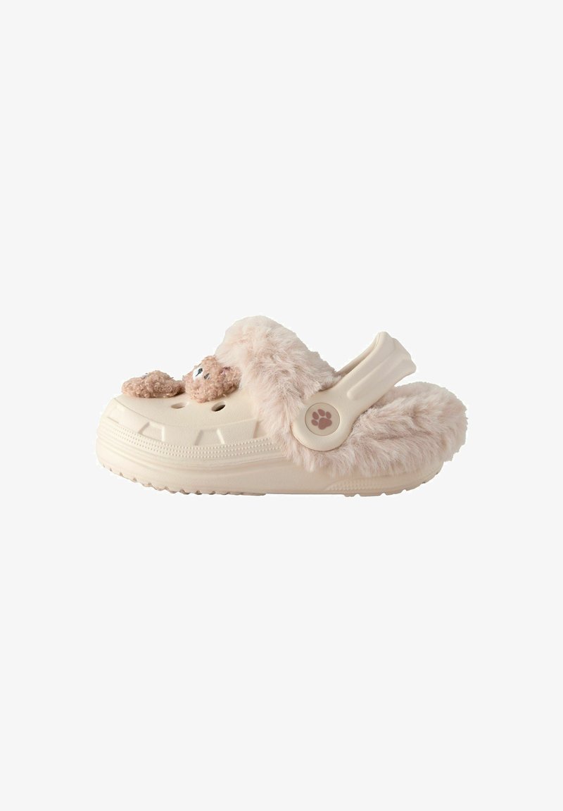 Sabot beige à enfiler avec doublure en fausse fourrure, bride de talon ajustable et petites décorations d'oursons en peluche sur le dessus.