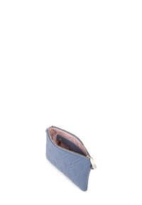 Bolsita acolchada azul con exterior suave, cremallera en tono dorado y un interior rosa claro. Incluye un pequeño bolsillo adicional en el interior.