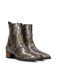 Bruine en grijze nep-krokodillenleren enkelboots met een spitse neus, ritsluiting en een gestapelde houten hak. Gestructureerd oppervlakdetail.