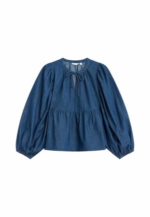 Denim blouse met lange mouwen, ronde hals, striksluiting aan de voorkant, geplooide taille en elastische manchetten op een witte achtergrond.