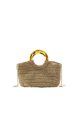 Rechteckige gewebte Strohtasche mit großen runden Schildpattgriffen und einem dünnen goldenen Kettenriemen auf weißem Hintergrund.