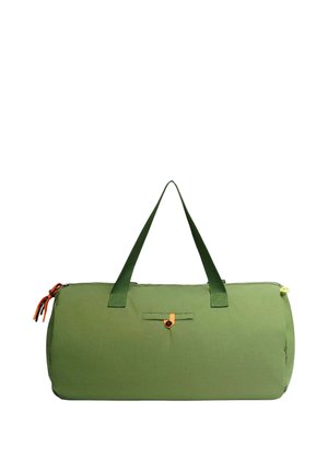 Sac cylindrique vert olive avec poignées vert foncé, poche avant boutonnée et tirettes de fermeture éclair orange et jaune sur fond blanc.