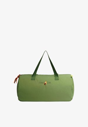 Sac cylindrique vert olive avec poignées vert foncé, poche avant boutonnée et tirettes de fermeture éclair orange et jaune sur fond blanc.