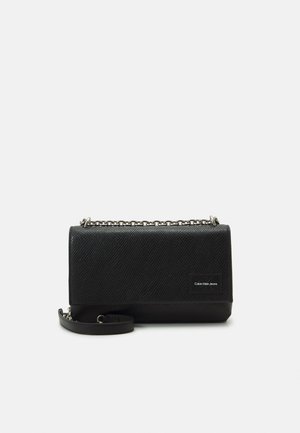 Calvin Klein Jeans SCULPTED FLAP SNAKE - Borsa a tracolla - black