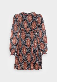 Långärmad klänning i ett mörkblått tyg, med ett intrikat mönster i röd och krämvit paisley, med en samlad midja och en utställd kjol.