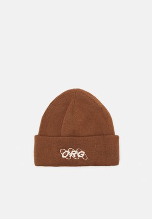 Gorro de malha castanho com um punho dobrado e logótipo "ORG" bordado em branco. Textura suave, design justo e forma de topo arredondada.