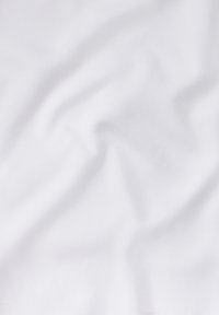 Weißer Stoff mit glatter Textur, leicht zerknittert, was auf ein weiches und leichtes Material hinweist. Keine Muster oder Hardware-Details sichtbar.