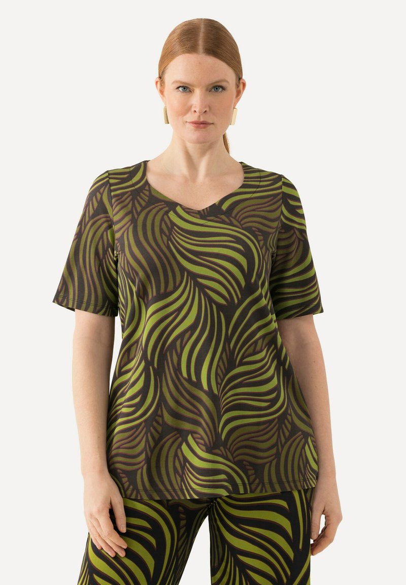 Top a maniche corte di color marrone scuro con motivo a foglie verdi, con scollatura a V e tessuto leggero e morbido. Abbbinato con pantaloni coordinati.