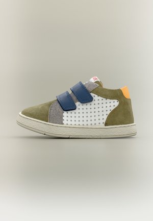 Baskets enfant en suède vert olive, côtés blancs perforés, accents en tissu gris, deux brides velcro bleu marine et languette de talon orange.