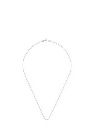Delicata collana a catena in argento con una piccola chiusura a moschettone, disposta in una forma a goccia libera su sfondo bianco.