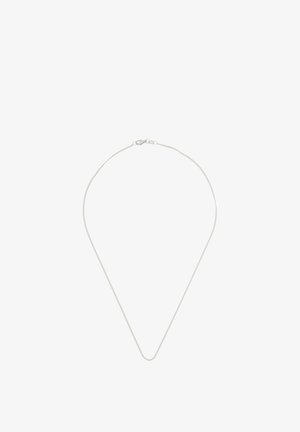 Delicata collana a catena in argento con una piccola chiusura a moschettone, disposta in una forma a goccia libera su sfondo bianco.