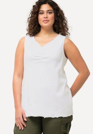 Top bianco senza maniche con colletto scallop e dettaglio arricciato al centro. Tessuto morbido con taglio dritto. Design casual e versatile.