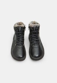 Botas de cuero negro con un acabado texturizado, cuello de piel sintética acolchada, cierre de cordones en la parte delantera y cremallera lateral para ponerlas y quitarlas fácilmente. Diseño de punta redondeada.
