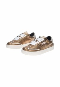 Sneaker in pelle bronzo con lacci e dettagli bianchi, caratterizzati da una finitura testurizzata, un rivestimento nero e una morbida suola bianca.