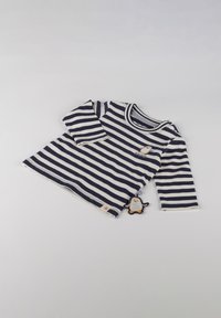 Gestreiftes Langarmshirt in Marineblau und Weiß mit Rundhalsausschnitt, das eine Pinguin-Stickerei und ein kleines Pinguin-förmiges Etikett aufweist.