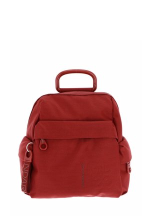 Sac à dos en textile rouge avec une forme structurée, doté d'une poignée sur le dessus, d'une fermeture éclair et d'une poche frontale avec une étiquette décorative.