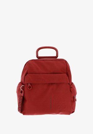 Zaino in tessuto rosso con una forma strutturata, dotato di una maniglia superiore, chiusura a zip e una tasca frontale con un'etichetta decorativa.