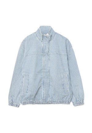Veste zippée à rayures verticales bleu clair et blanches, avec col haut, poignets élastiques, deux poches latérales et ourlet élastique.