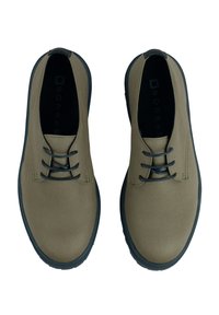 Olivgrüne Schuhe aus glattem Stoff mit runder Zehenkappe, ausgestattet mit schwarzen Schnürsenkeln, einer strukturierten schwarzen Gummisohle und einem minimalistischen Design.