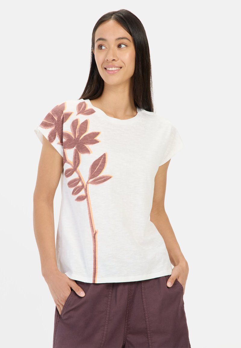 Weißes T-Shirt mit kurzen Ärmeln und floralem Druck in Rost und Beige auf der linken Seite. Weiche Textur, lockere Passform und runder Halsausschnitt.