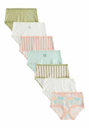 Siedem par damskiej bielizny w pastelowych kolorach i wzorach, ułożonych w opadającą linię diagonalną na białym tle.
