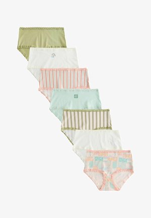 Șapte perechi de lenjerie intimă pentru femei în culori pastel și modele, aranjate într-o linie diagonală descendentă pe un fundal alb.