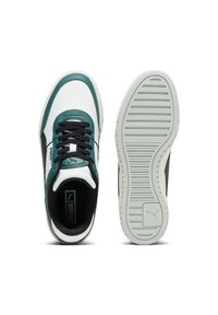 Fehér és tengerkék sneaker fekete elemekkel, texturált talppal, fűzős kivitelben és gumitalppal. A nyelvén Puma logó található.
