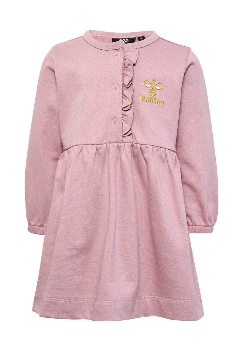 Abito a maniche lunghe per bambini in rosa con dettagli a volant, bottoni a pressione sul petto, polsini elasticizzati e logo "hummel" ricamato in giallo sul lato sinistro del petto.