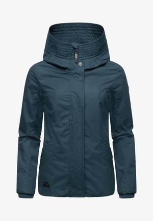 Tamno plava lagana jakna s visokim ovratnikom i kapuljačom. Ima mailotne ukrase sa strane i suptilnu oznaku na rubu.