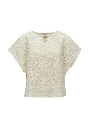 Blusa blanca de encaje de manga corta con motivos florales, escote redondo y pequeño cierre de cuentas de madera en la abertura frontal tipo ojo de cerradura.