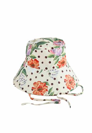 Weißer Fischerhut mit roten und lila Blumen- sowie braunen Tupfenmustern, mit verstellbarem Kinnriemen.