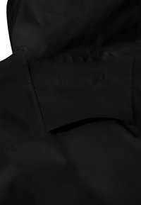 Zwarte kledingstuk met een gladde, matte textuur. Heeft een gevouwen kraag en een verborgen rits, ontworpen voor een gestroomlijnde uitstraling.