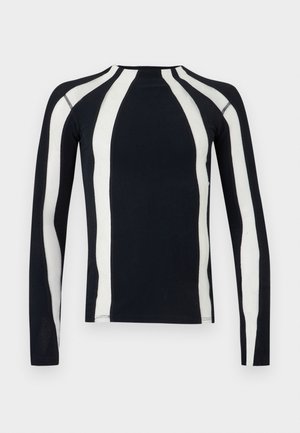 Sort langærmet skjorte med lodrette hvide striber ned ad ærmerne og foran, tætsiddende design, rund halsudskæring.