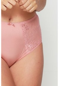 Culotte taille haute rose clair en tissu lisse, avec un panneau en dentelle sur le côté et un petit nœud décoratif à la taille.