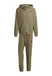 Olivengrøn tracksuit lavet af letvægtsstof, bestående af en hættejakke med lynlås og tapered cargo bukser med sidelommer og logo accenter.