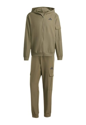 Survêtement vert olive en tissu léger, comprenant une veste à capuche zippée et un pantalon cargo fuselé avec des poches latérales et des accents de logo.