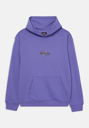 Hoodie violet en tissu doux, avec une poche avant, des poignets côtelés et un petit logo noir et rose sur la poitrine.