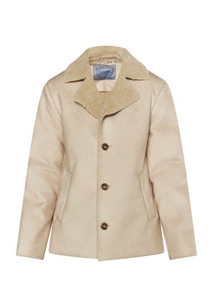 Manteau en fausse fourrure beige avec un col en V, cinq boutons, deux poches latérales et une texture douce. Doublé en matériau en peluche contrastant.