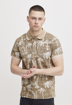 Kortermet brun polo-skjorte med hvit palmetre- og surfebretttrykk, med en beige krage og knappestolpe, laget av teksturert stoff.