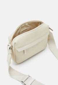 Calvin Klein MUST CAMERA BAG UNISEX - Keresztpántos táska - dark ecru
