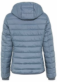 Polstret blå jakke med hætte, med vandrette quiltede sektioner, elastiske manchetter og en let buet kant. Glat, skinnende tekstur.