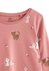 Kurzärmliges pinkes Oberteil mit Cartoon-Katzen in verschiedenen Farben, rundem Ausschnitt und einem weichen, strukturierten Stoff.